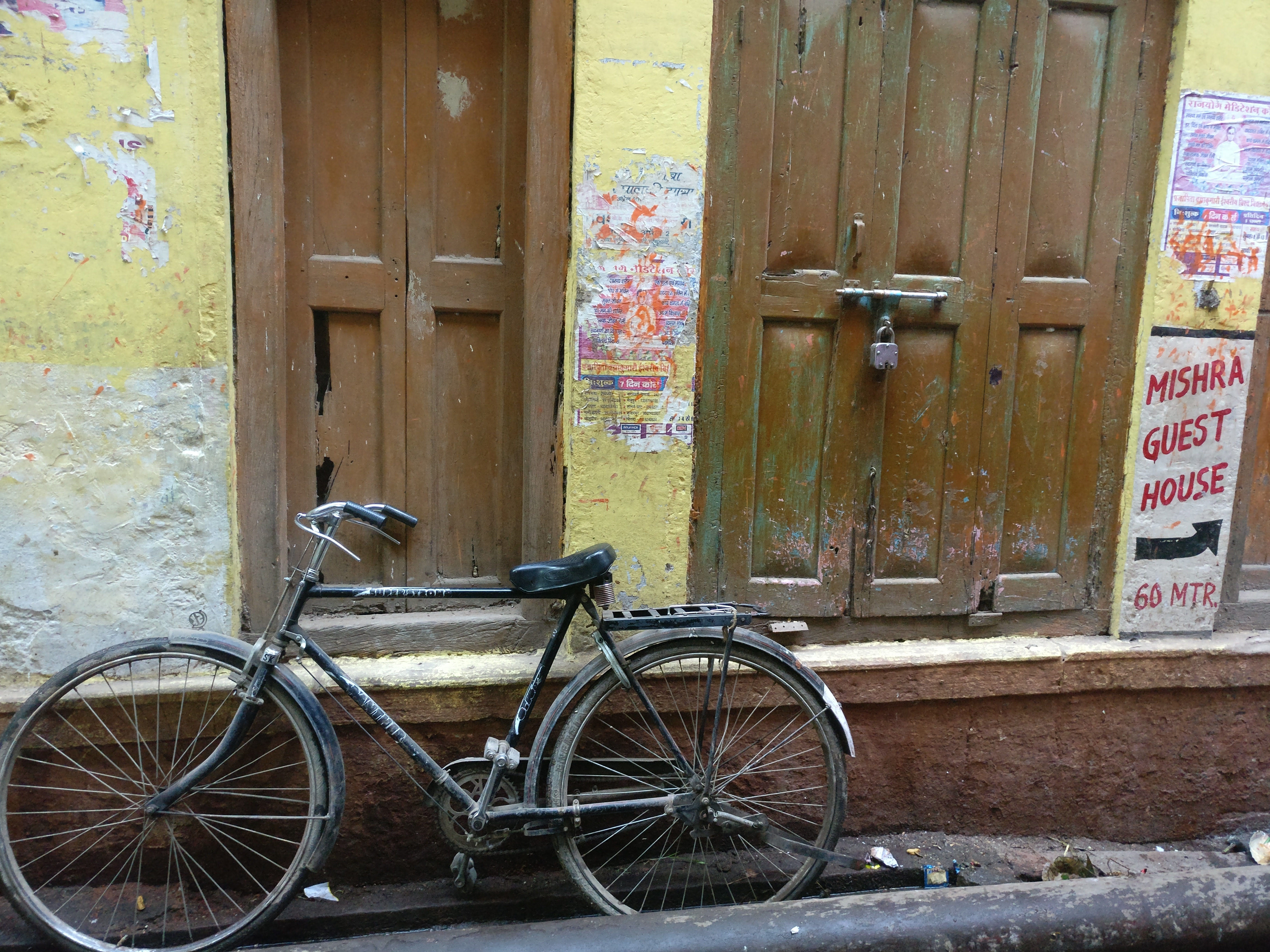 Bicycle in a pastel alleyway in Varanasi